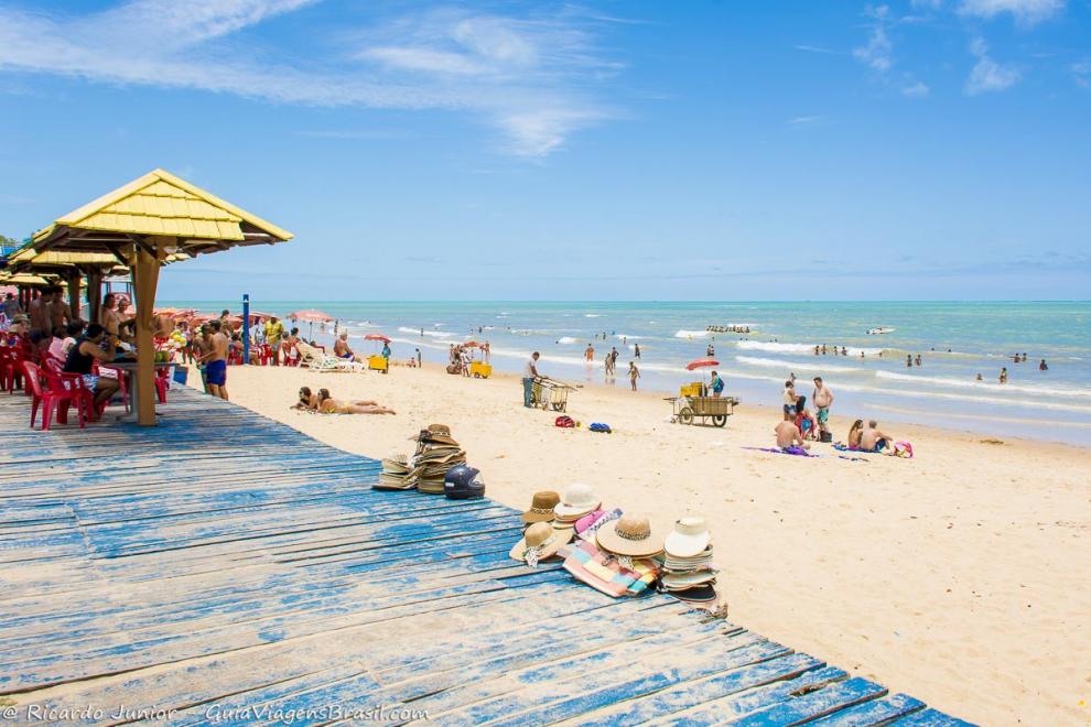 Imagem de chapéus no deck da Praia de Taperapuan.